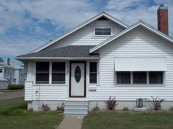 624 Hedge Ave photo 1