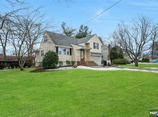 90 Arnot Pl, Paramus, NJ