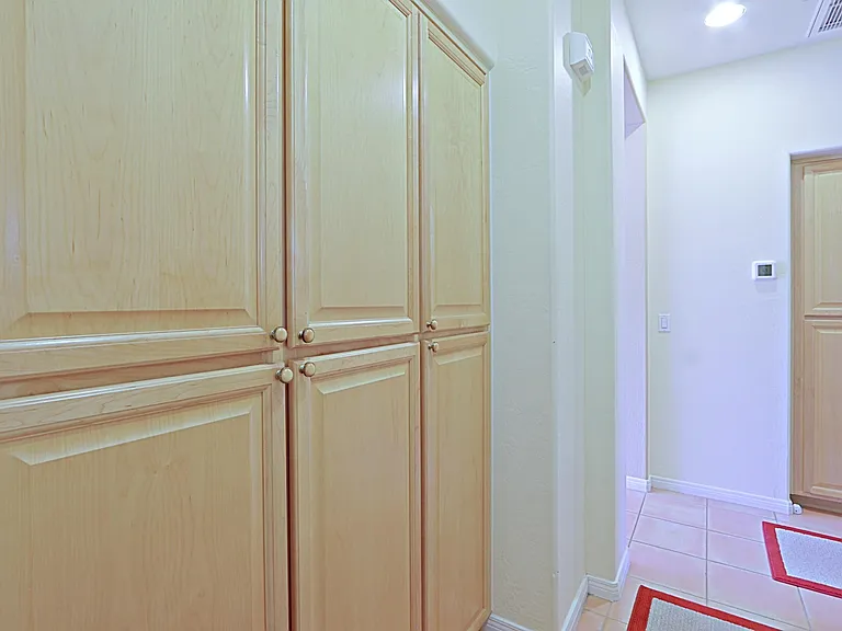 6803 E Eagle Feather Rd — Photo 24