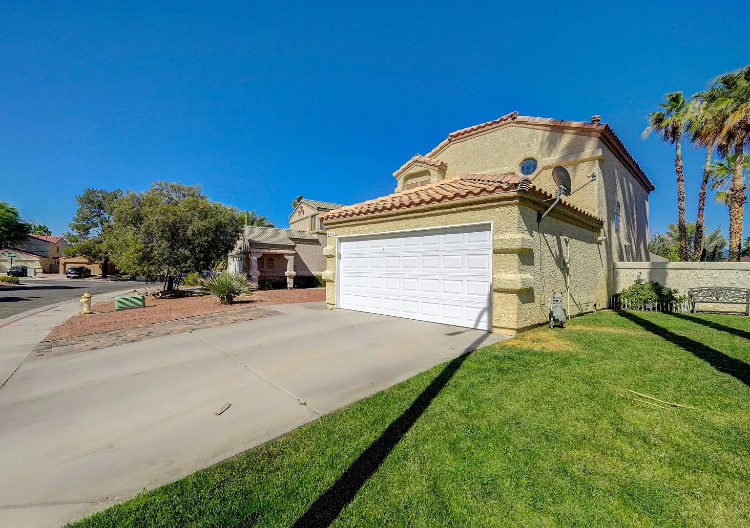 2 story, 3 bed, 2 1/2 bath, 2 car with pool & spa — Photo 3