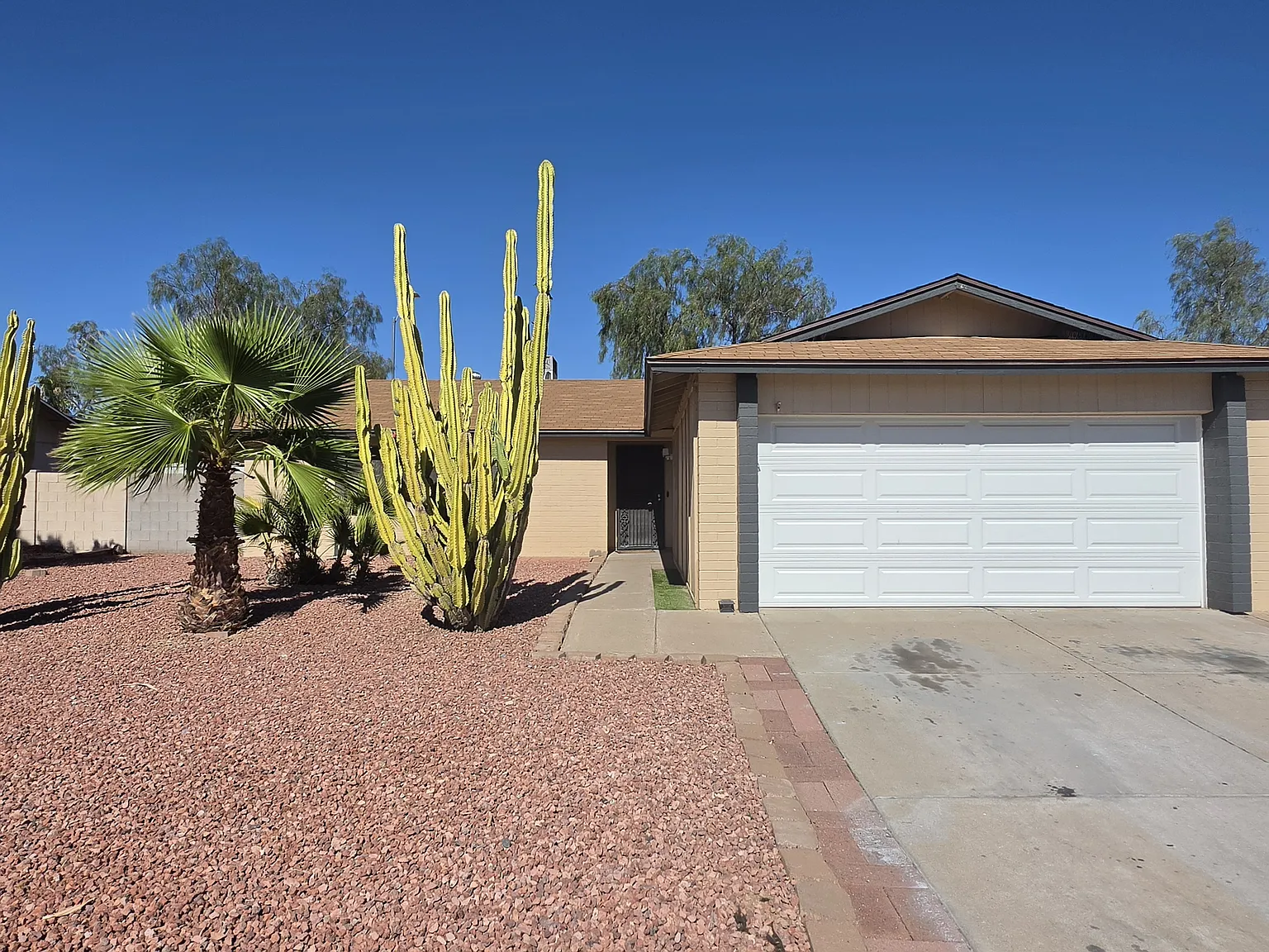 3 bed, 1424 sqft, $2,100 — Photo 1