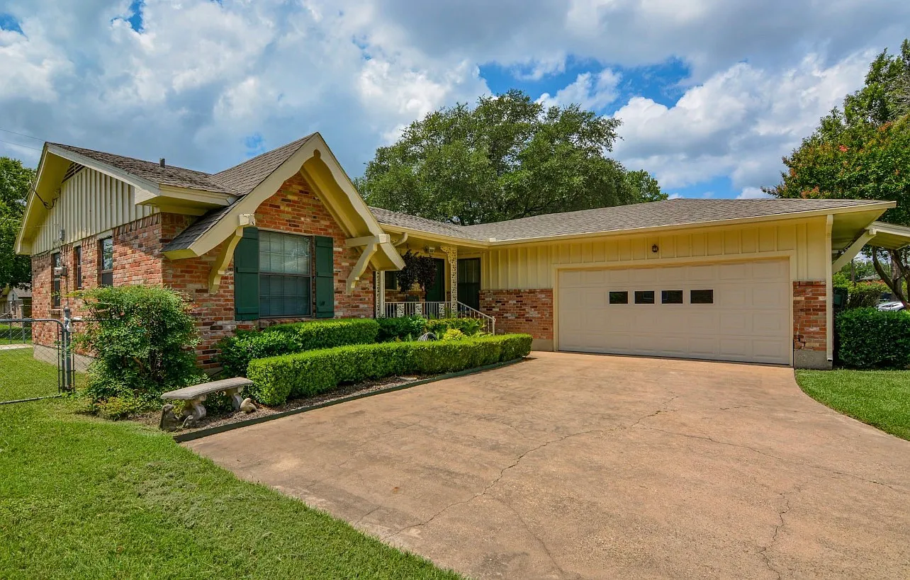 3 bed, 1358 sqft, $2,000 — Photo 1