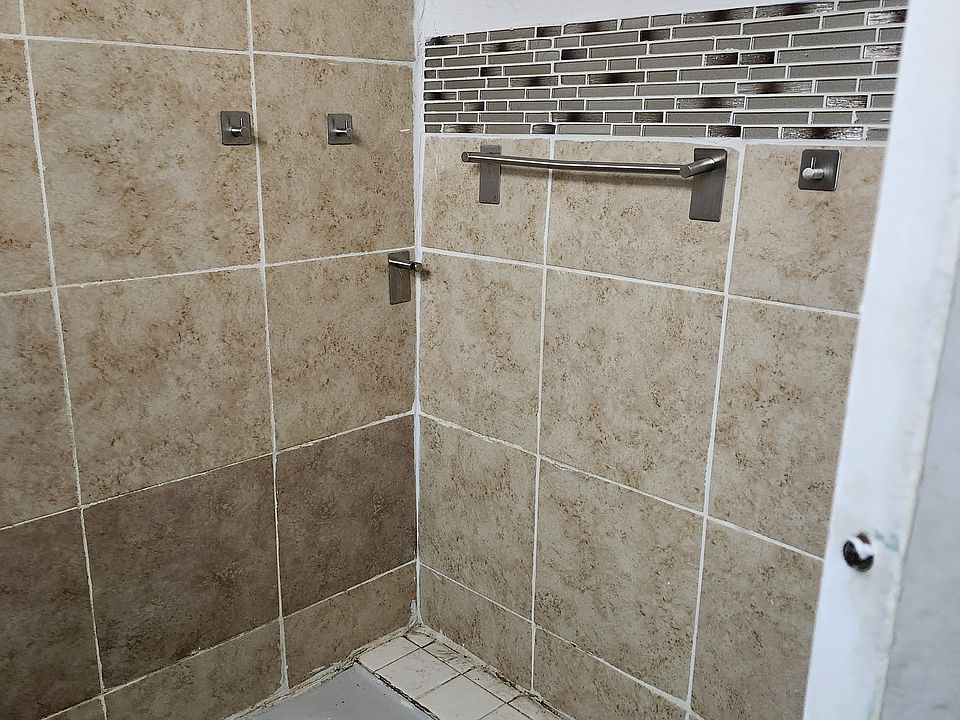 2nd image of 640 S 6th Ave Floor 2
