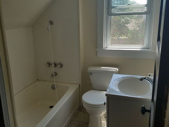 4th image of 272 1/2 W 17th St