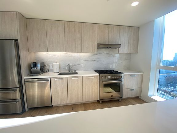 3rd image of 188 W Saint James St #11616