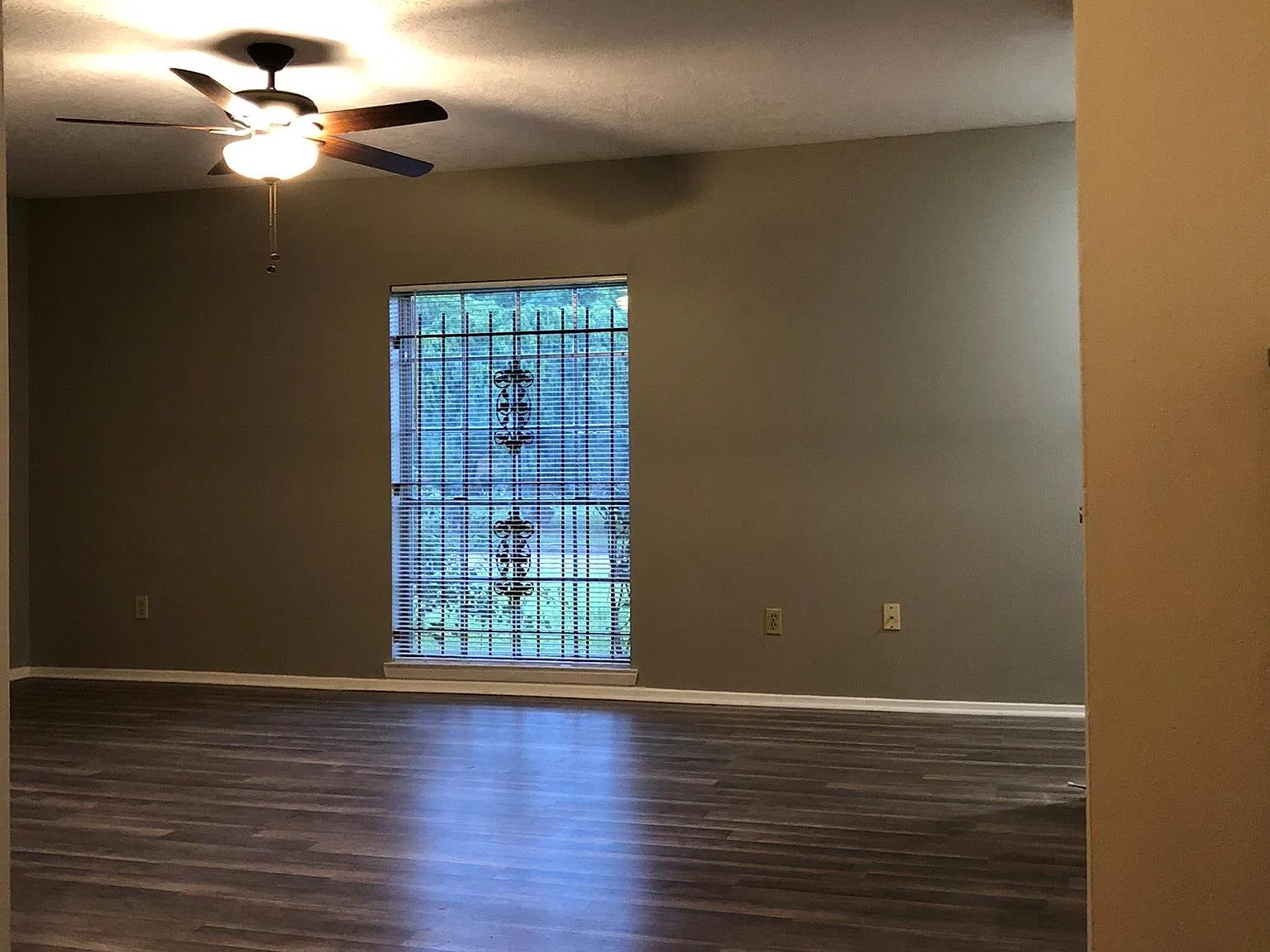 3 bed, 2.0 bath, 1139 sqft, $1,550 — Photo 2