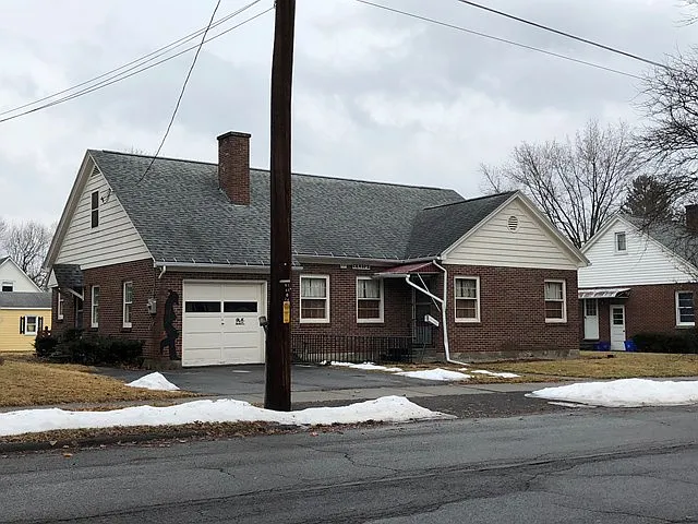 854 Grove St photo 1