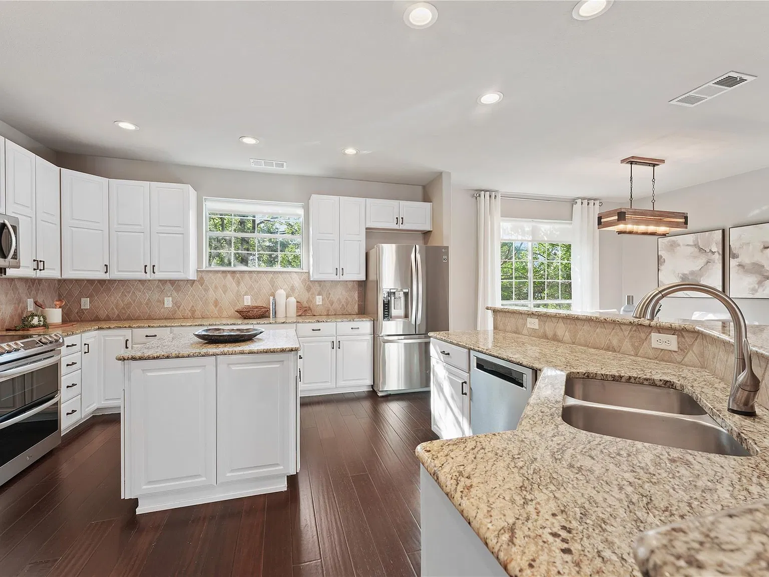 3 bed, 3.5 bath, 2413 sqft, $4,300 — Photo 4