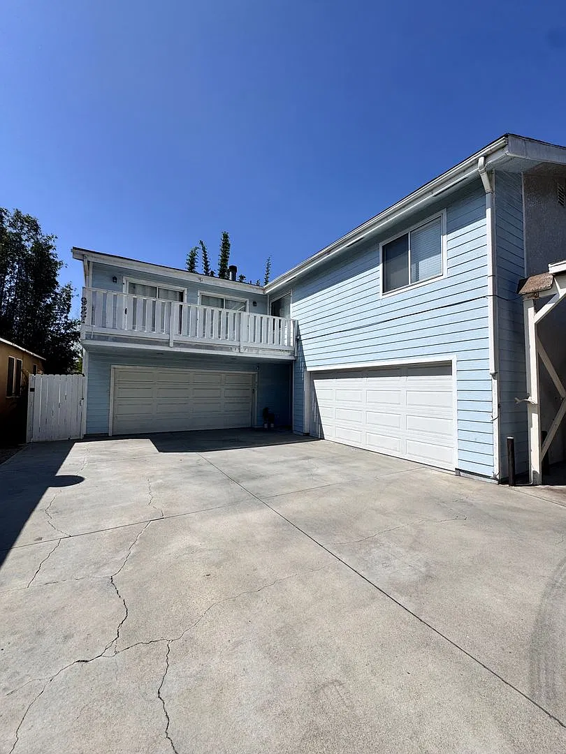 927 Freeman Ave Long Beach | 4 Bed / 2 Full & 2 Half Bath — Photo 1
