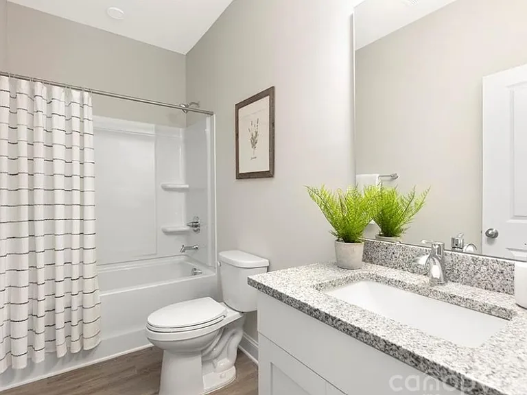 208 Graham St — Photo 5