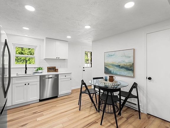 3rd image of 19 Arboretum Rd