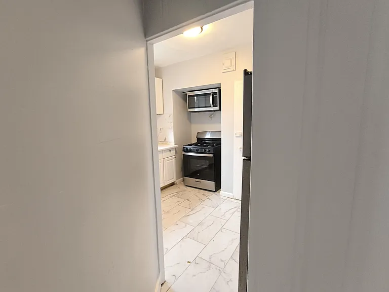 909 Park Ave #421E — Photo 4