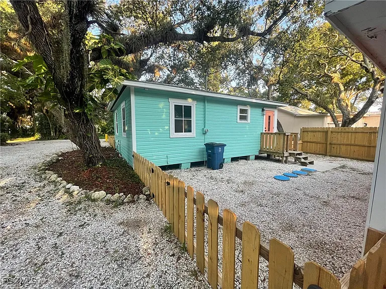 784 Oak St — Photo 23