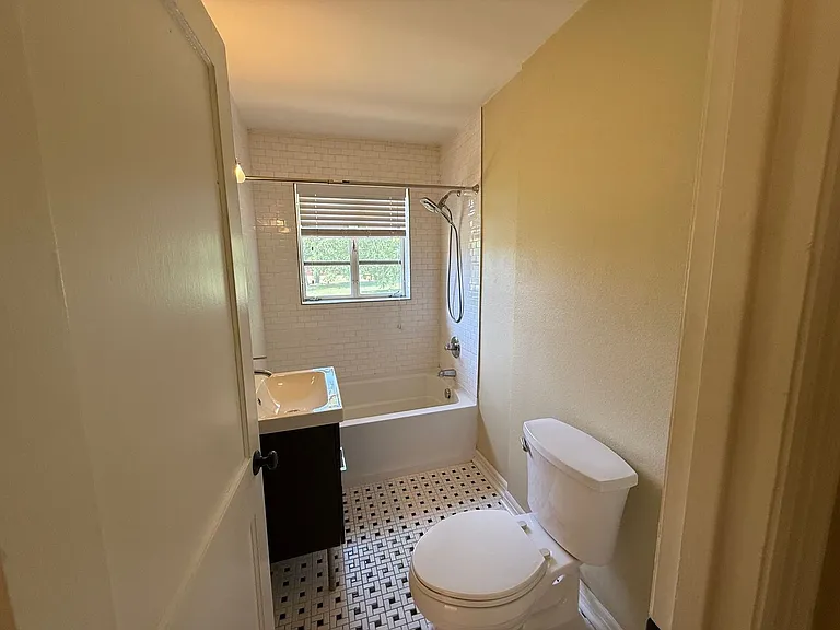 1406 Broadway St — Photo 9