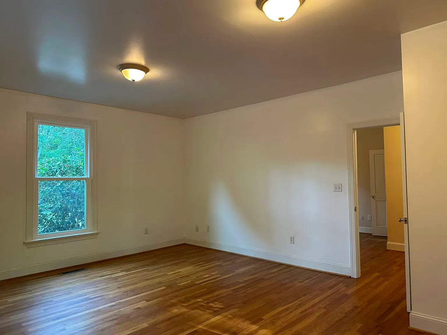 5 bed, 6194 sqft, $7,380 — Photo 2