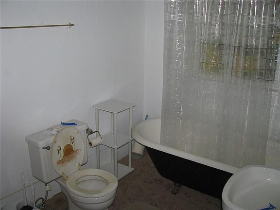5th image of 102 S Woody Guthrie St