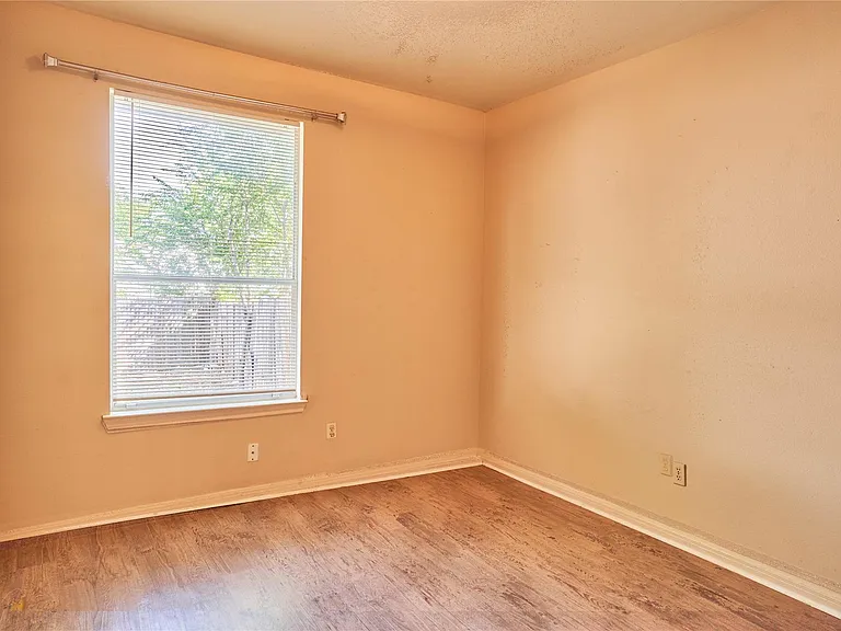 508 Gregory Ct — Photo 9