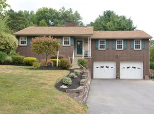 105 Essex Knoll Dr, Coraopolis, PA