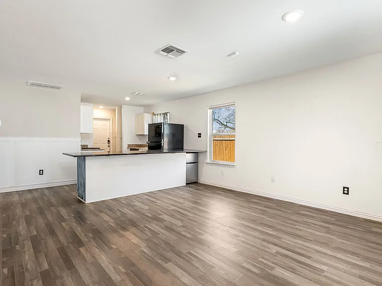 225 Virginia St — Photo 3
