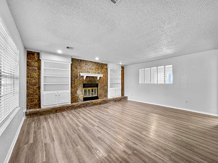 3 bed, 2.0 bath, 1866 sqft, $1,820 — Photo 3