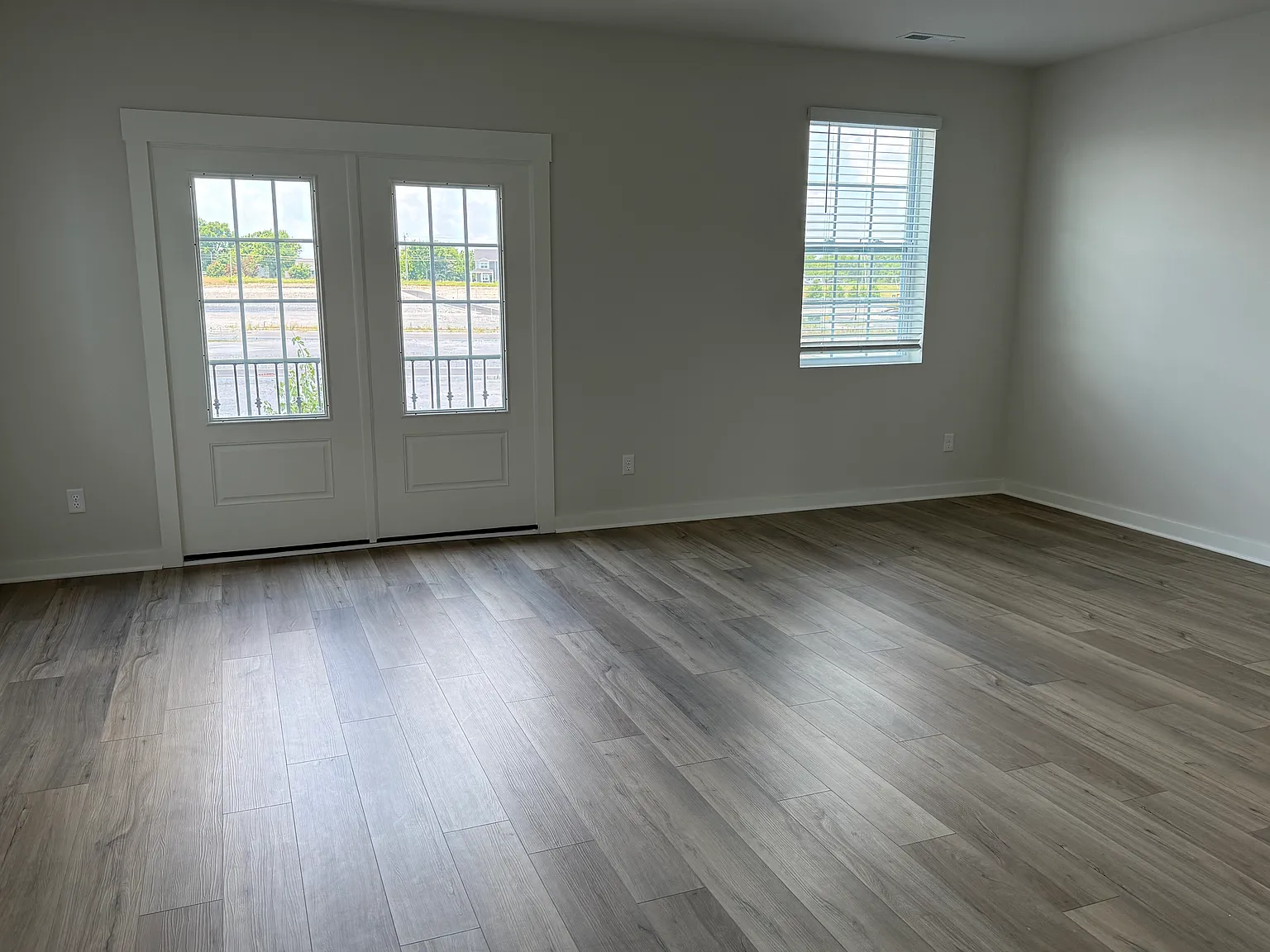 4 bed, 3.5 bath, 2042 sqft, $2,390 — Photo 4