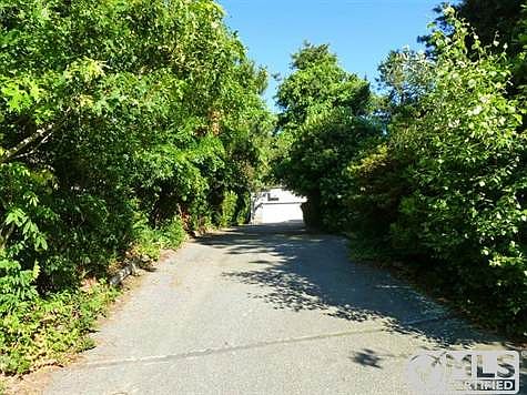 The driveway to up to the house. Offers lots of privacy