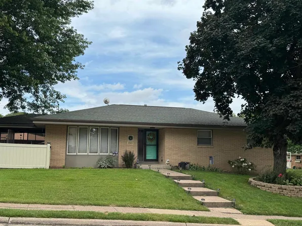 2905 Saint Anne Dr, Dubuque, IA 52001
