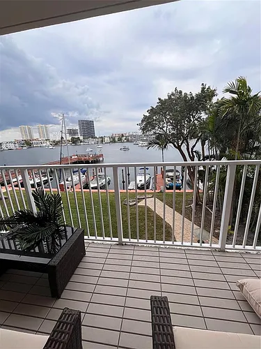 400 Golden Isles Dr #20 Photo 1
