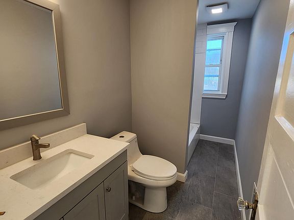 Bathroom w/ bathtub