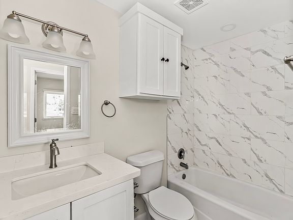 5th image of 607 E Washington St #0