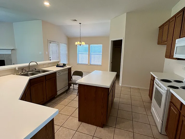 112 Cherrytree Trl — Photo 4