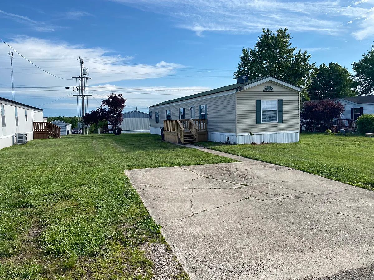 Building Photo - 12914 Lake Dr