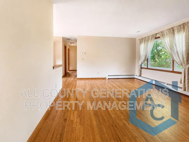 3 bed, 3.0 bath, 3390 sqft, $2,750 — Photo 4