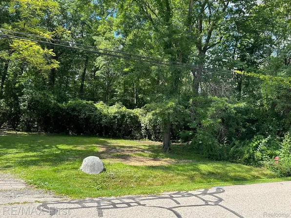 2375 Snellbrook Rd, Auburn Hills, MI 48326