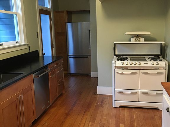 5th image of 319 Carl St