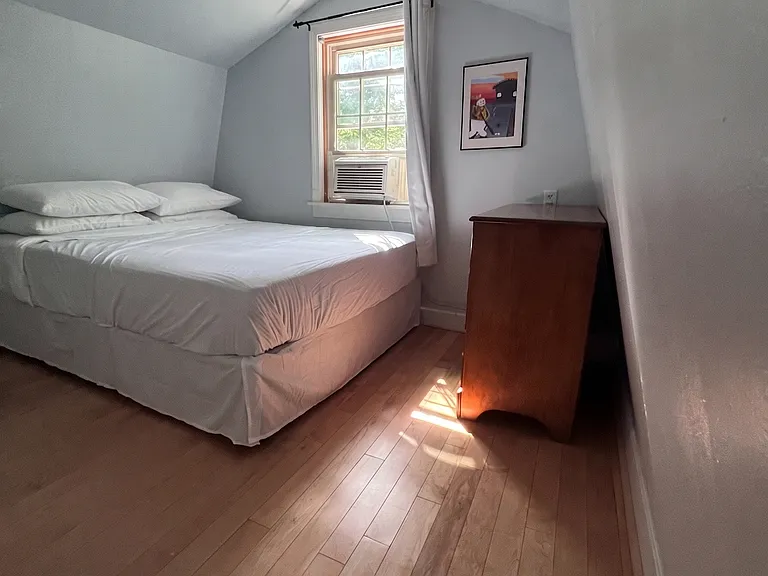 2 upstairs bedrooms