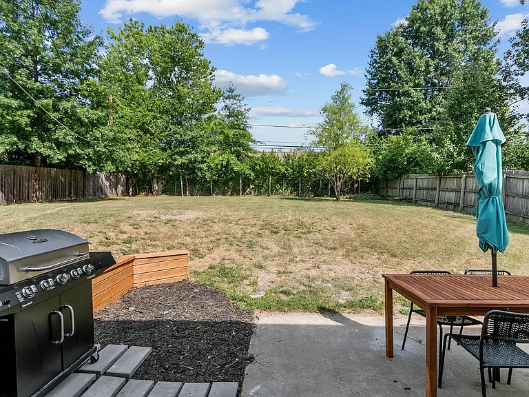 9835 Melrose Dr — Photo 17