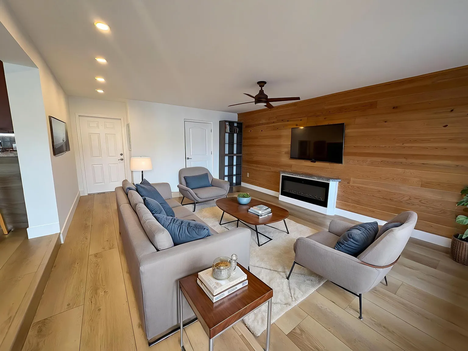 3 bed, 2.0 bath, 1490 sqft, $4,150 — Photo 1