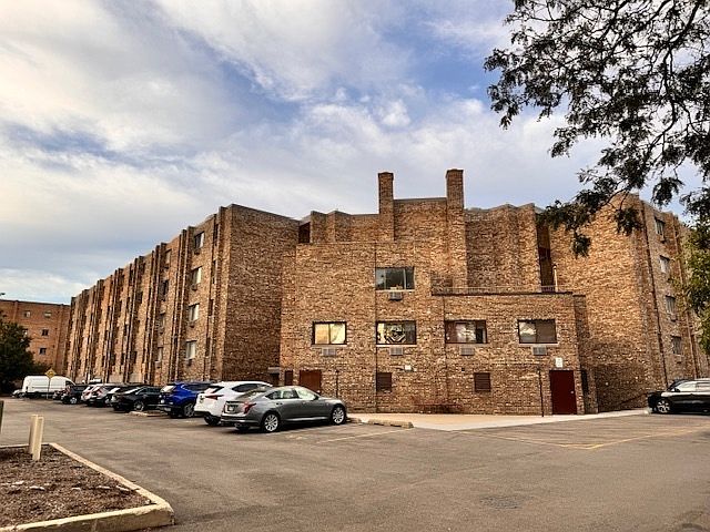 1st image of 5306 N Cumberland Ave #204