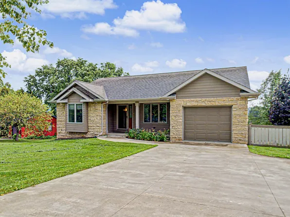 5 Beacon Trl, Galena, IL 61036