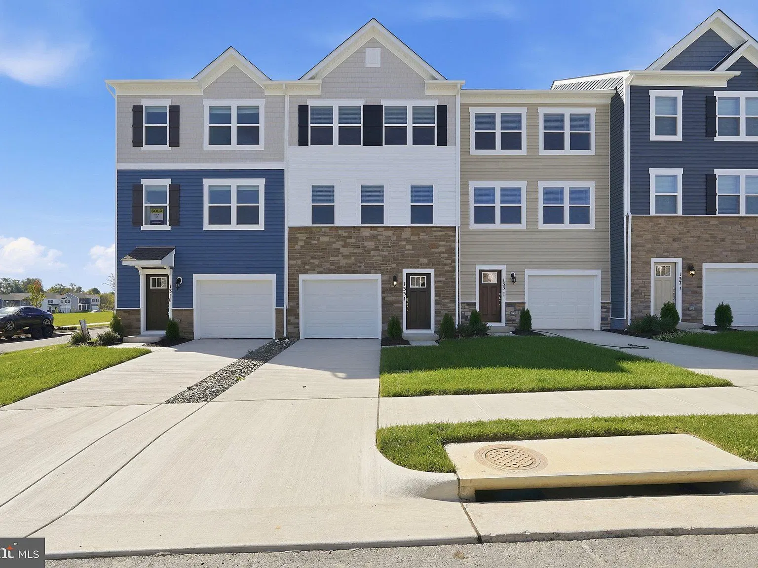 4 bed, 3.5 bath, 1889 sqft, $2,300 — Photo 1