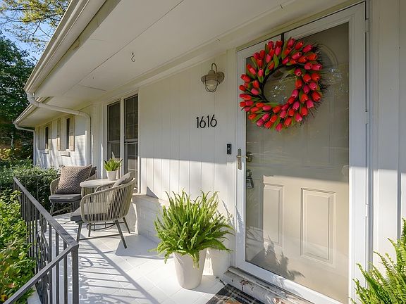 3rd image of 1616 Cresthill Rd