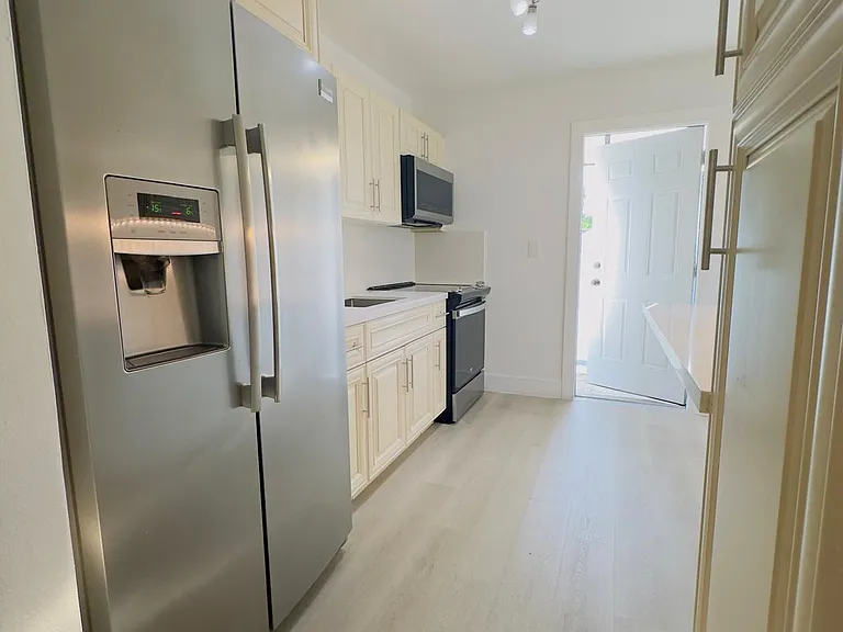 740 W 33rd St — Photo 5