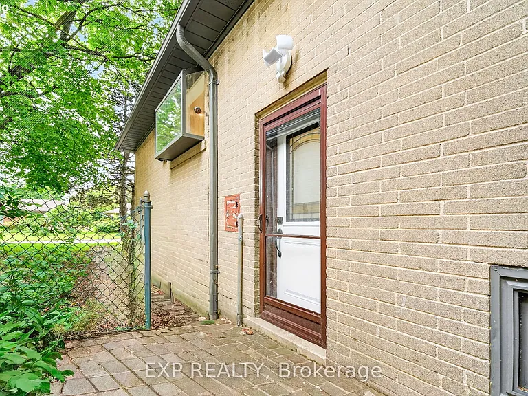 39 Treadgold Cres — Photo 25