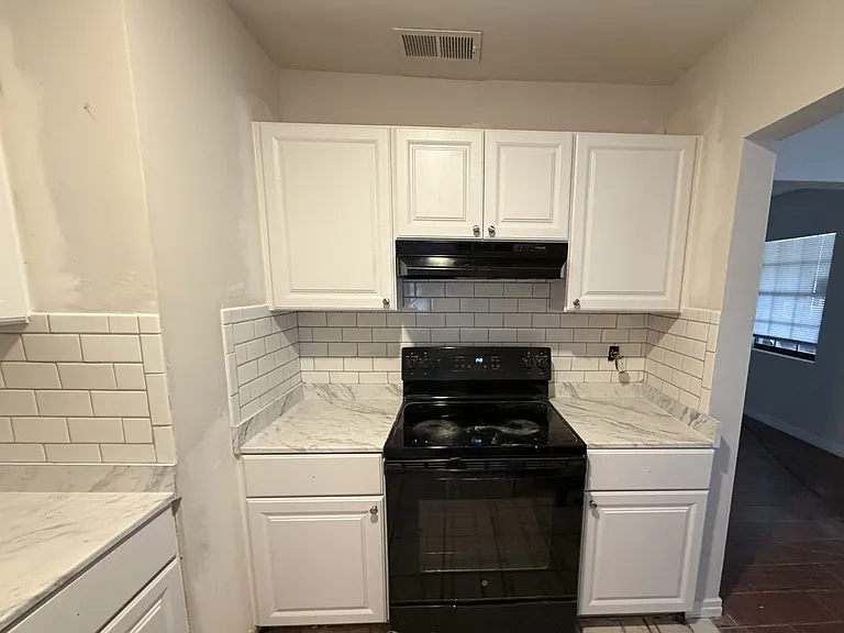 3448 Inwood Cir E — Photo 3