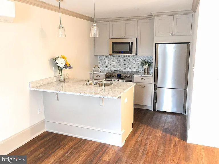 1302 E Capitol St NE #B — Photo 1
