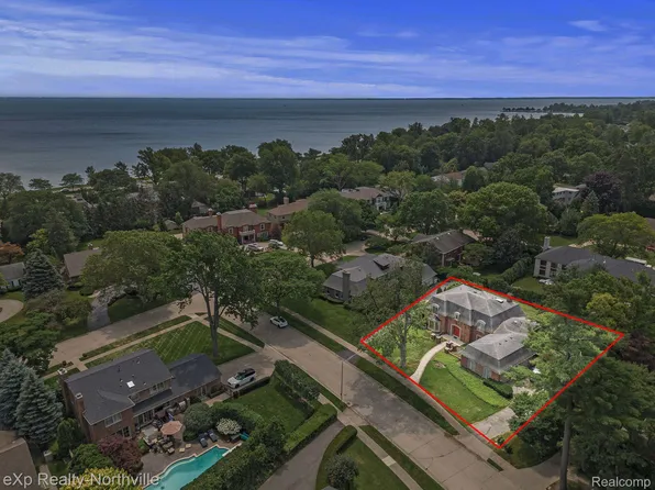 33 Fairford Rd, Grosse Pointe Shores, MI 48236