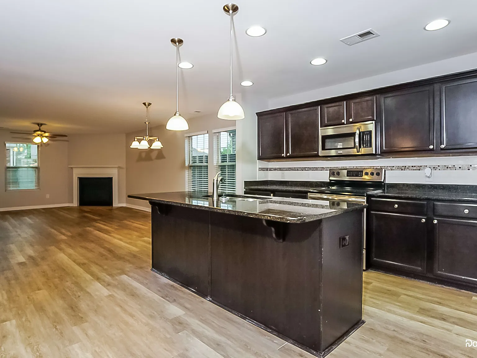 5 bed, 2.5 bath, 2812 sqft, $2,475 — Photo 3