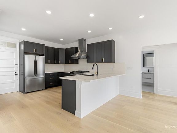 4th image of 919 Vallejo St #Penthouse