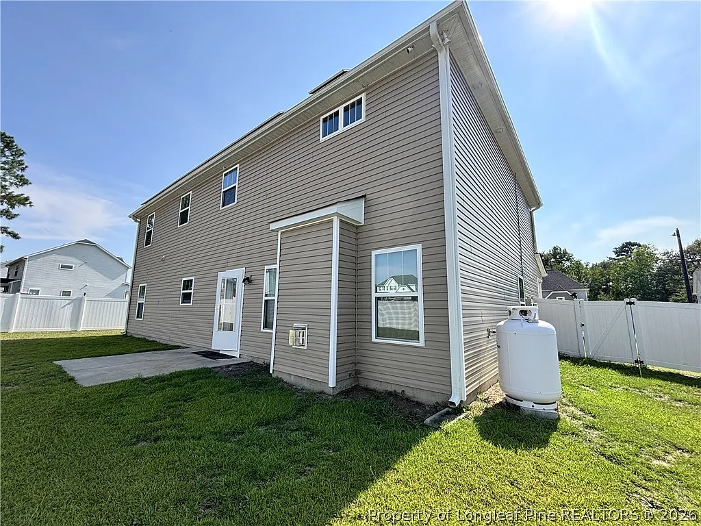 5 bed, 3.0 bath, 2948 sqft, $2,500 — Photo 2